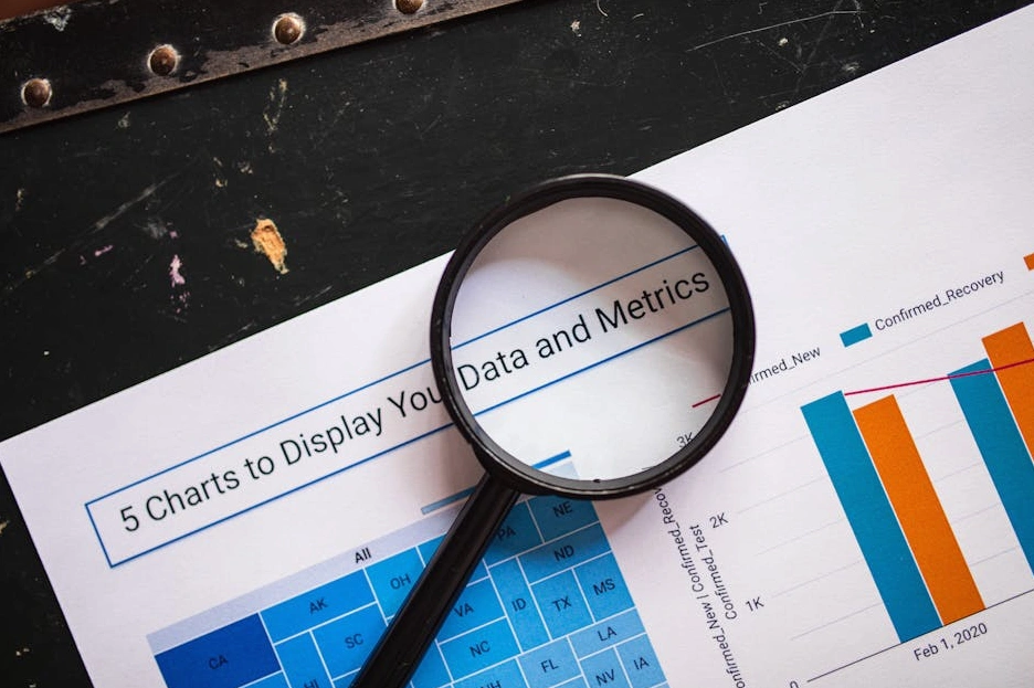 Bir araştırmacının dizüstü bilgisayarda veri analizi yapması